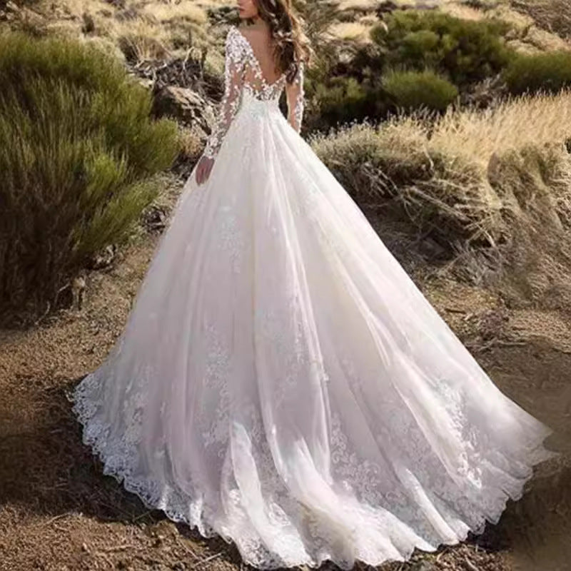 Ladies wedding dress with elegant lace processing and voluminous skirt Eloura-Moda
