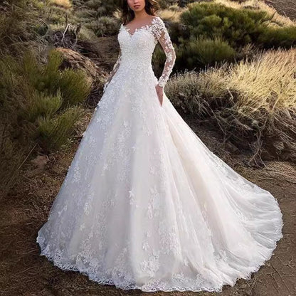 Ladies wedding dress with elegant lace processing and voluminous skirt Eloura-Moda